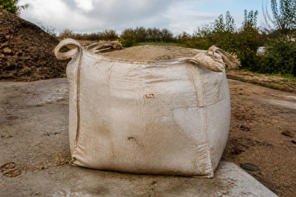 découvrez combien de temps un big bag de sable peut se conserver à l'extérieur et les conditions idéales pour préserver sa qualité au fil du temps.