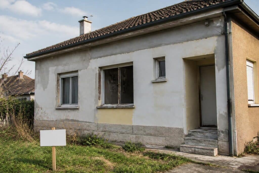 découvrez les risques et conséquences de la revente d'une maison avec des travaux réalisés au noir, et comment éviter les problèmes juridiques et financiers.