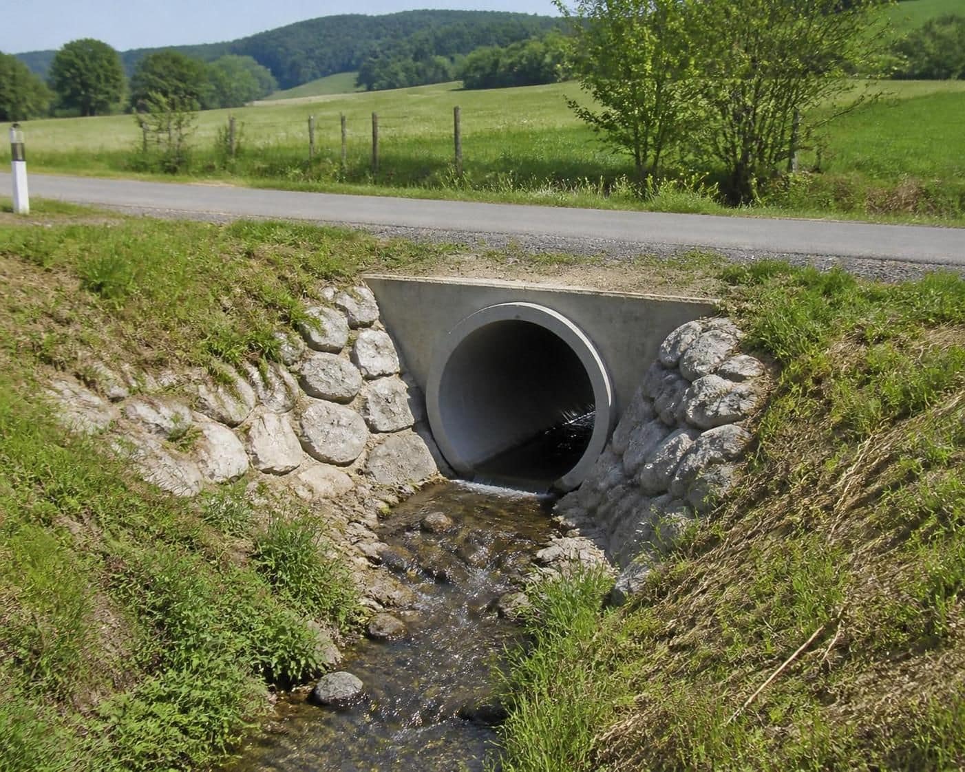 découvrez quel diamètre de buse choisir pour un fossé parmi 300, 400, 500, 600 et 1000 mm pour assurer un drainage optimal et une bonne évacuation des eaux.