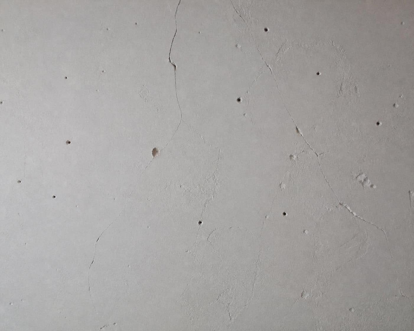 découvrez comment choisir le bon produit pour reboucher fissures et trous avant de peindre, adapté à chaque type de support, pour un rendu impeccable.