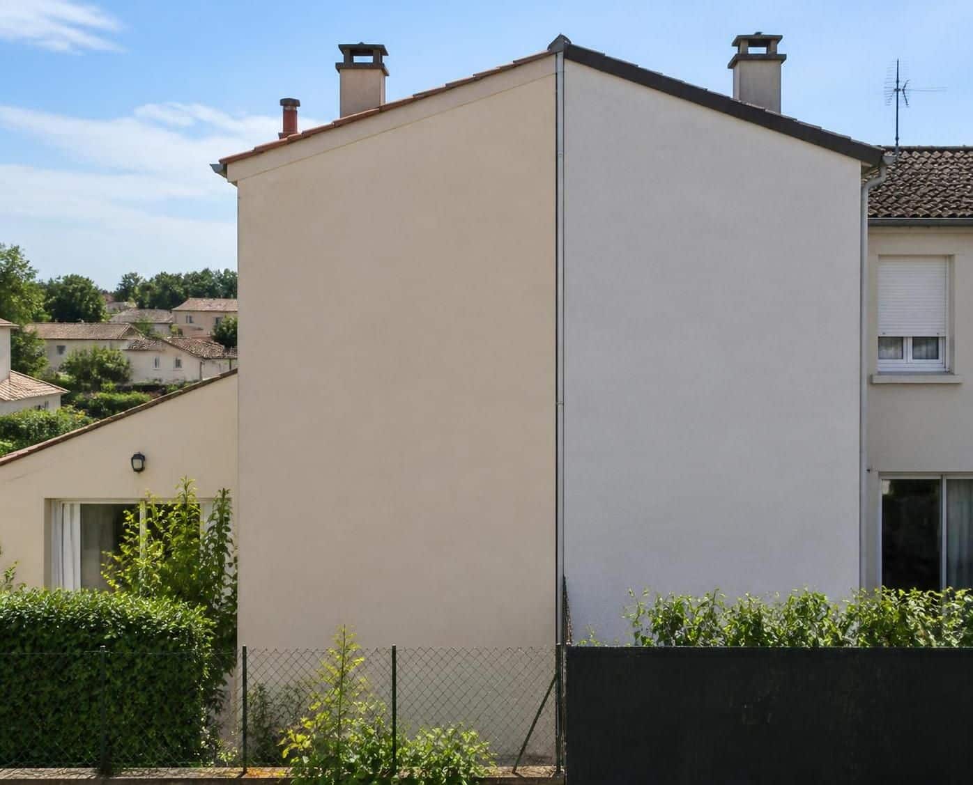 découvrez qui est responsable des frais d'entretien, de réparation et de surélévation d'un mur mitoyen selon la législation française.