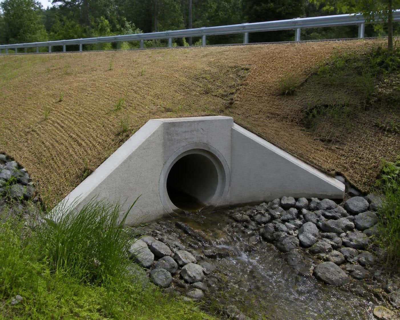 découvrez le rôle, les dimensions et les techniques de mise en œuvre de la tête de buse, élément essentiel des systèmes d'aqueduc pour une gestion efficace des eaux.