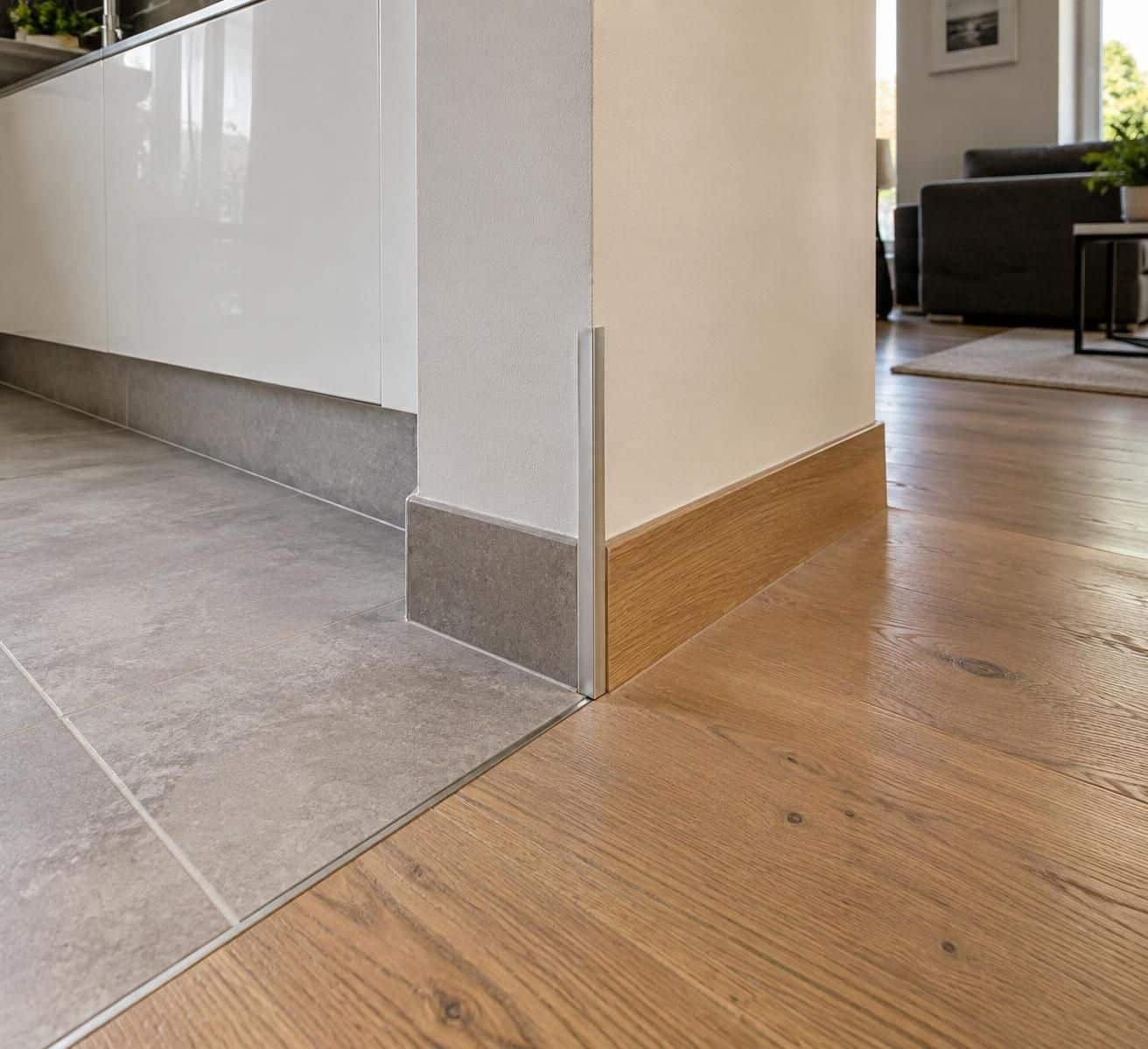 carrelage, bois ou mdf : découvrez quelle plinthe choisir selon la pièce, vos contraintes d’entretien et le style de votre intérieur.